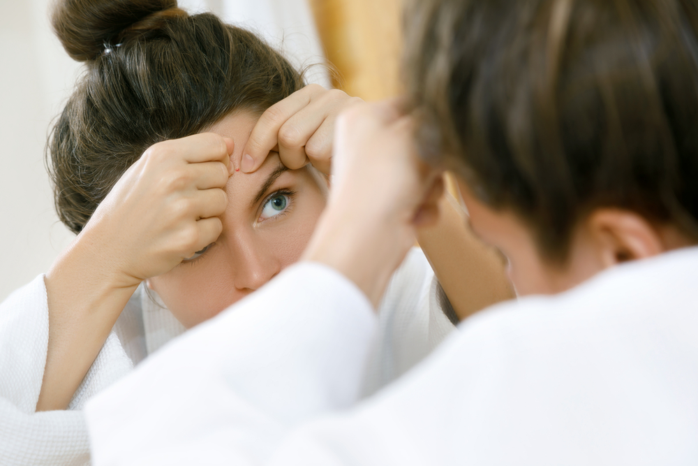 Woman,Squeeze,Pimples,In,The,Bathroom