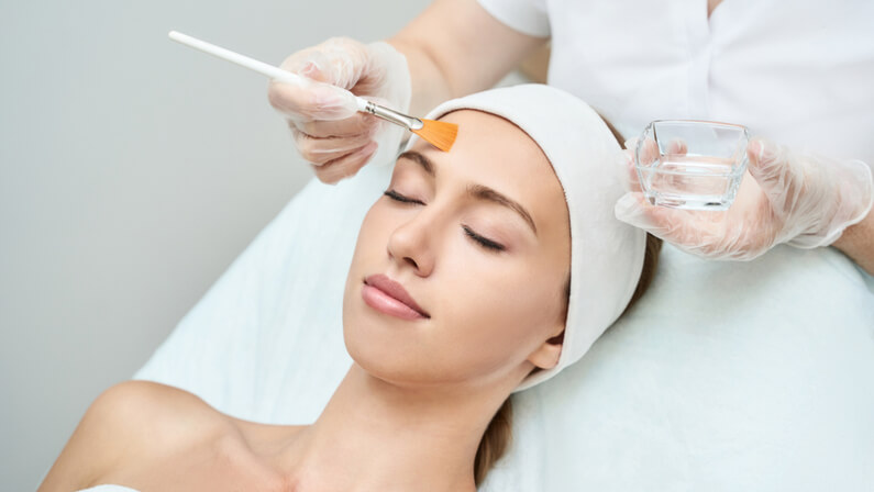 applying solution for chemical peel